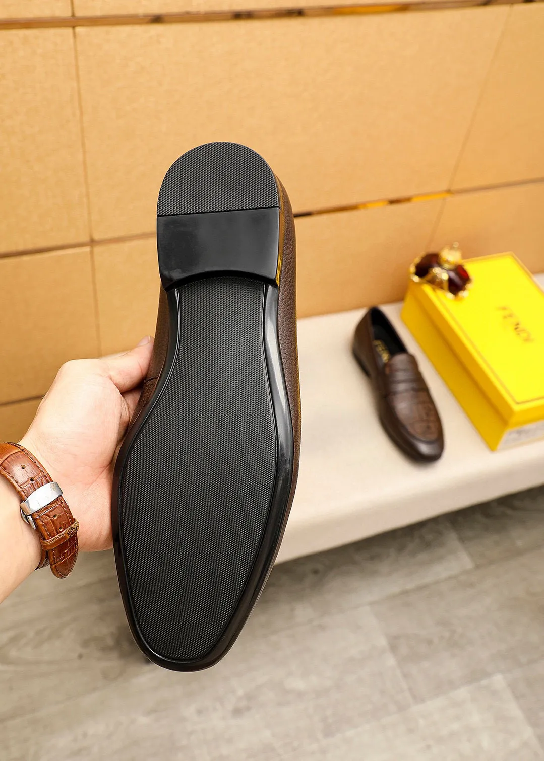 Men's shoes 💰442 💐 Product trademark: FENDI [Fendi] casual leather shoes Regular size: 38-44 (45🉑️customized) Product materials: Selected imported first-layer calfskin upper, imported cowhide leather lining. Strong three-dimensional visual effect, rubber outsole Color: 1⃣️color optional